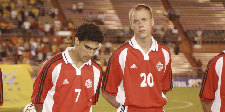 Paul Stalteri (à gauche) et Kevin McKenna (à droite) se préparent pour un match contre l’Équateur à la Coupe d’or de 2002. (Canada Soccer)