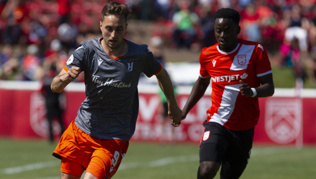 Cavalry FC's Nathan Mavia chases down Forge FC's Marcel Zajac. (Tony Lewis/CPL).