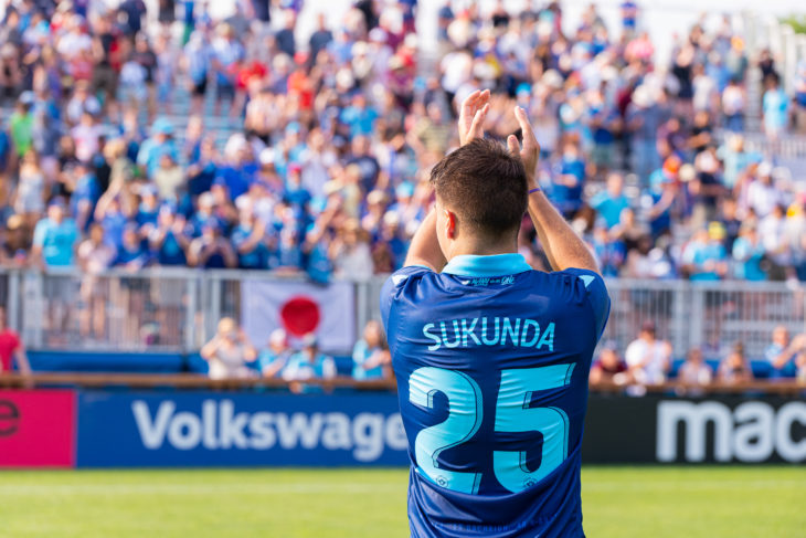 HFX Wanderers FC Defender Zachary Sukunda (25) thanks the crowd after the game. (Trevor MacMillan/CPL)