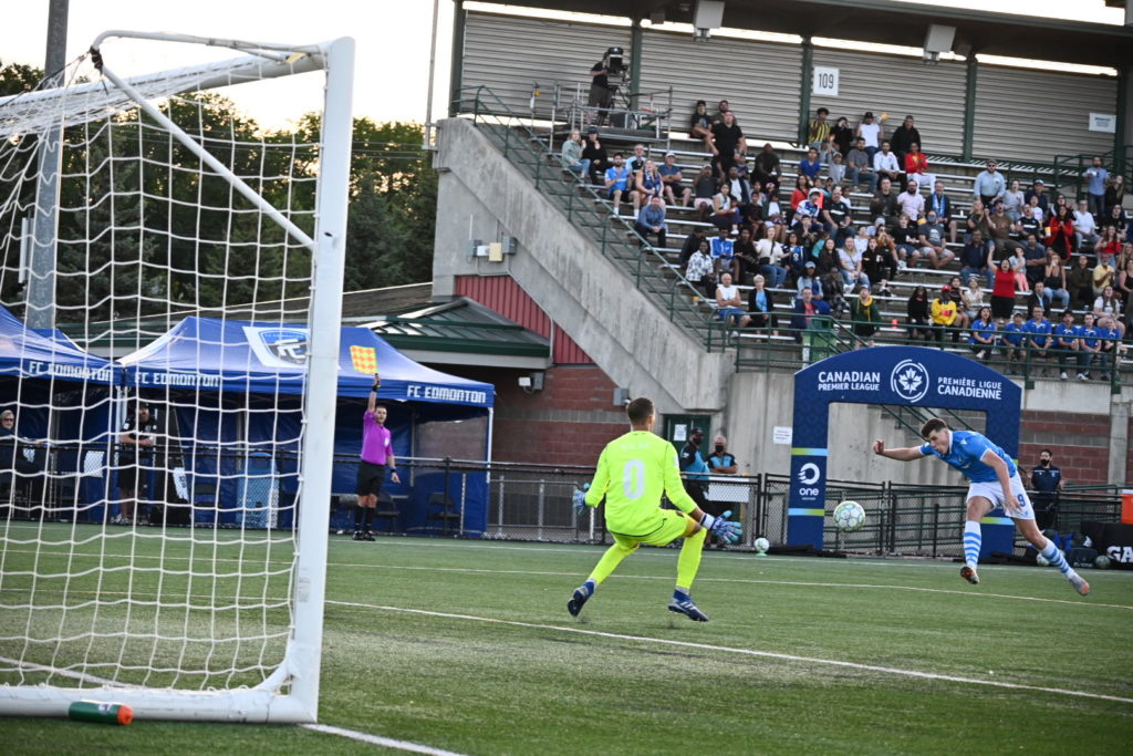 Matt Silva faces a shot in the first half (Photo: FC Edmonton / Uwe Welz)