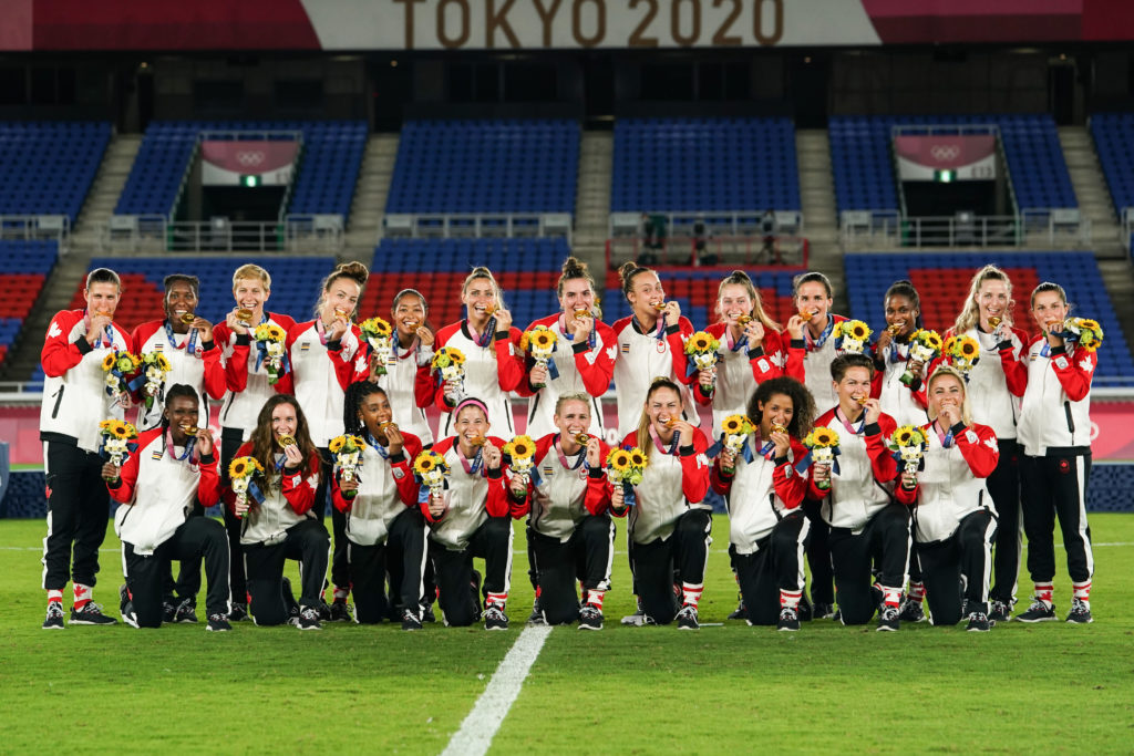 Canada take a team photo with their gold medal at Tokyo 2020 (Photo: Canada Soccer by Daniela Porcelli)